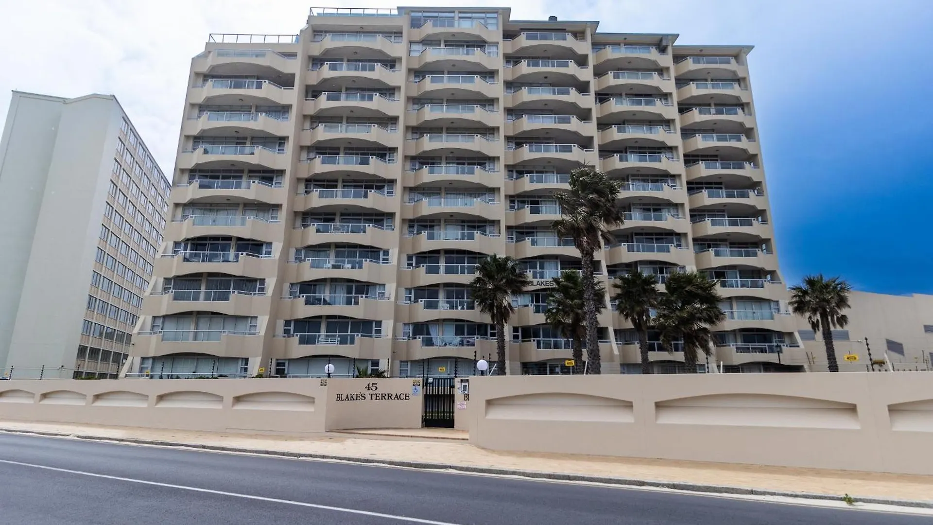 Blakes Terrace 903 ストランド